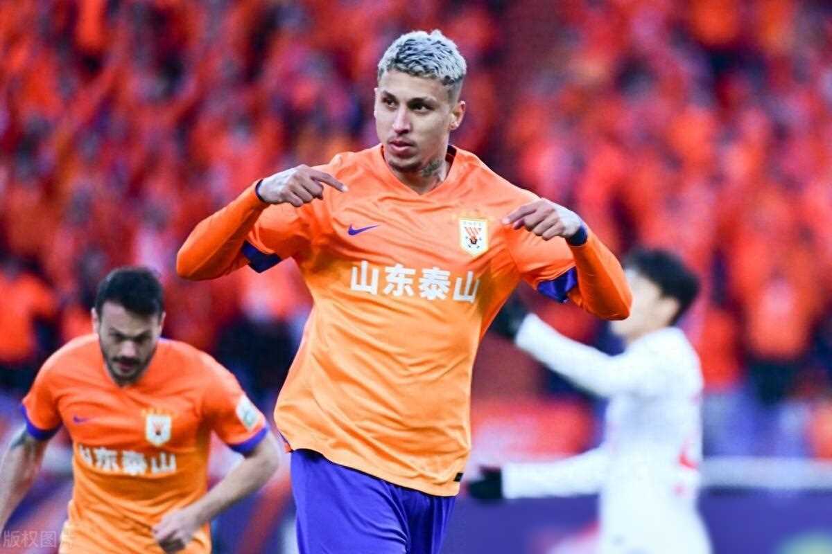 山东鲁能球员状态神勇,球迷欲呼飞机拉横幅 山东鲁能球员状态神勇,球迷欲呼飞机拉横幅