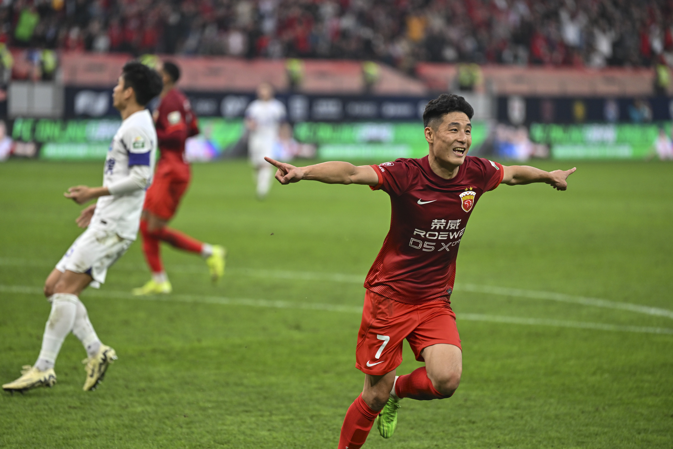 上海上港连胜,雄踞积分榜榜首 上海上港连胜,雄踞积分榜榜首