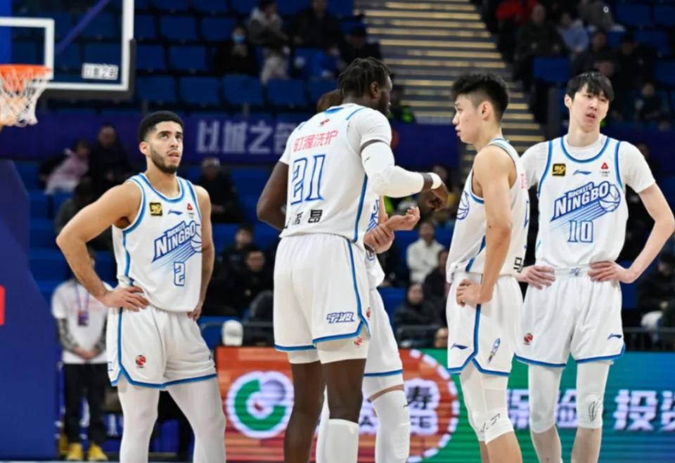 马奇十分稳健,助球队守住胜利 马奇十分稳健,助球队守住胜利