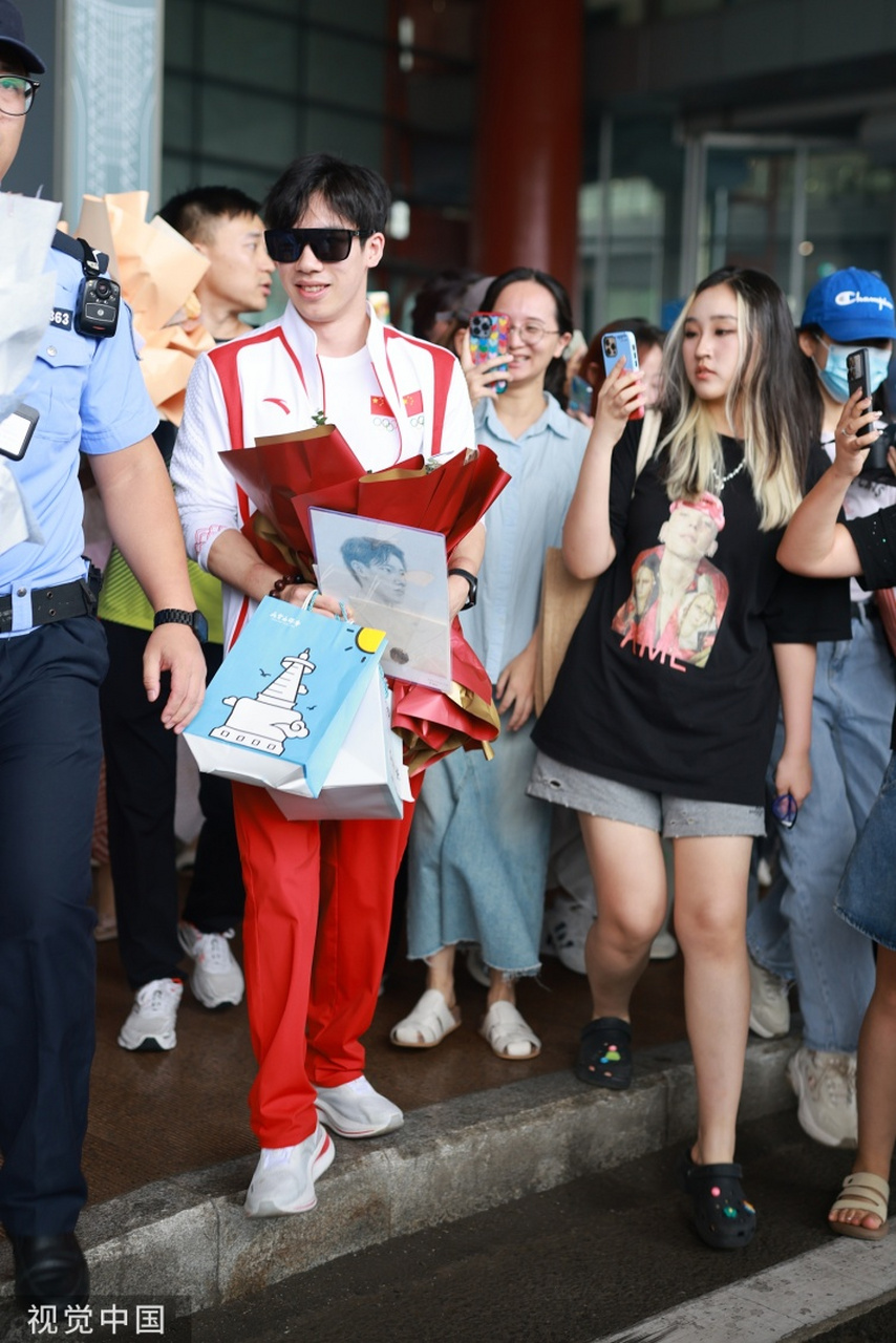 精彩的比赛场面引发粉丝热情 精彩的比赛场面引发粉丝热情