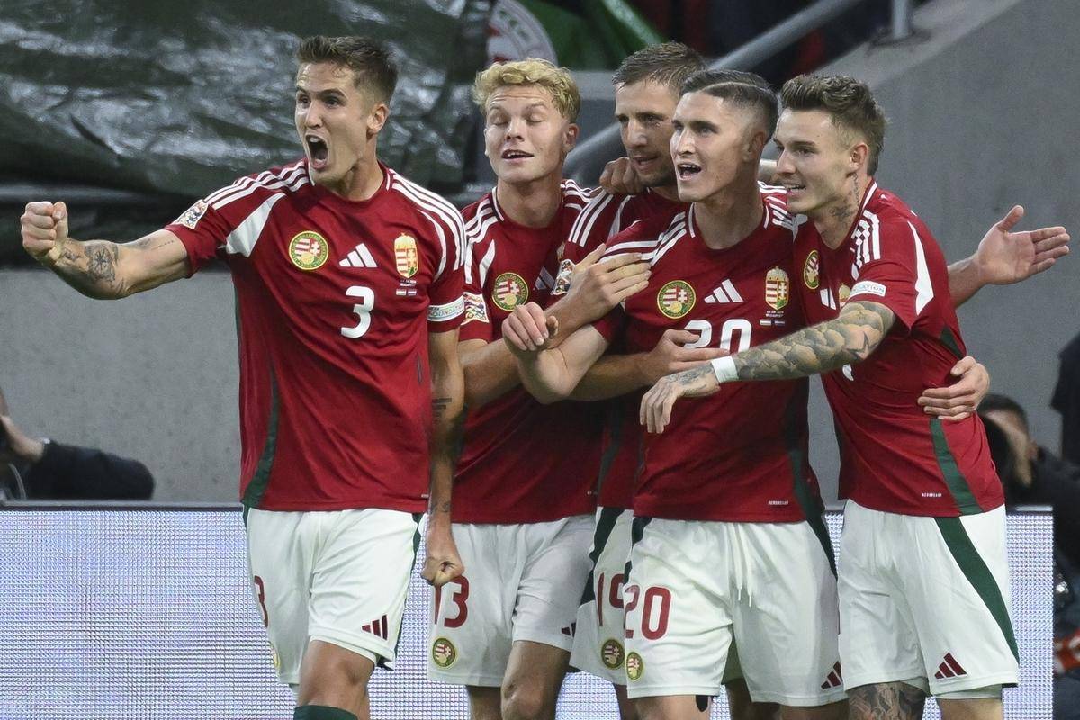 爱沙尼亚队球员勇敢拼抢，争取每一分