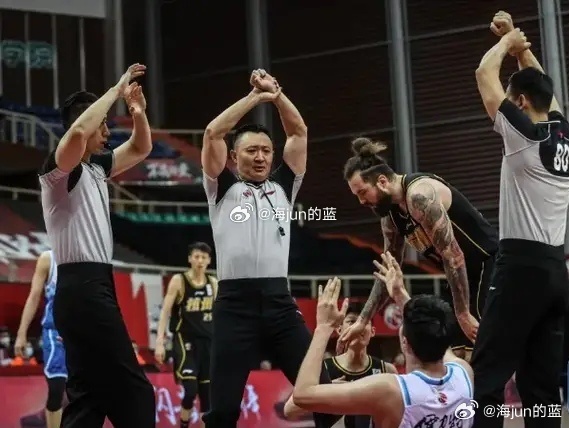新疆男篮击败对手，迈向季后赛的道路更加坚定