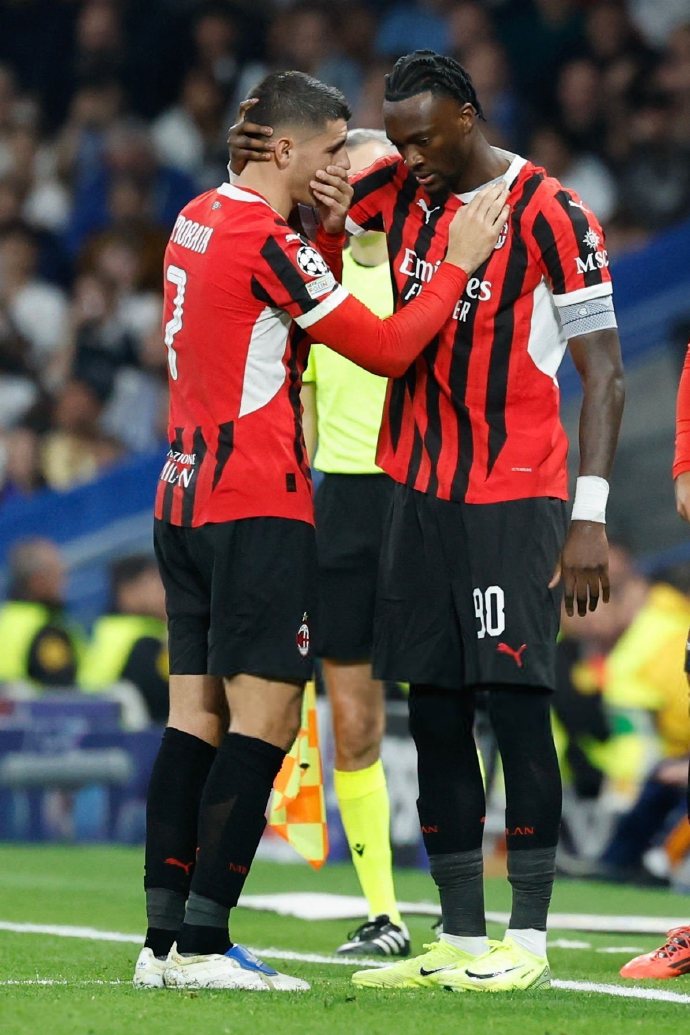 米兰城市德比战激烈上演,球迷狂热助威 米兰城市德比战激烈上演,球迷狂热助威