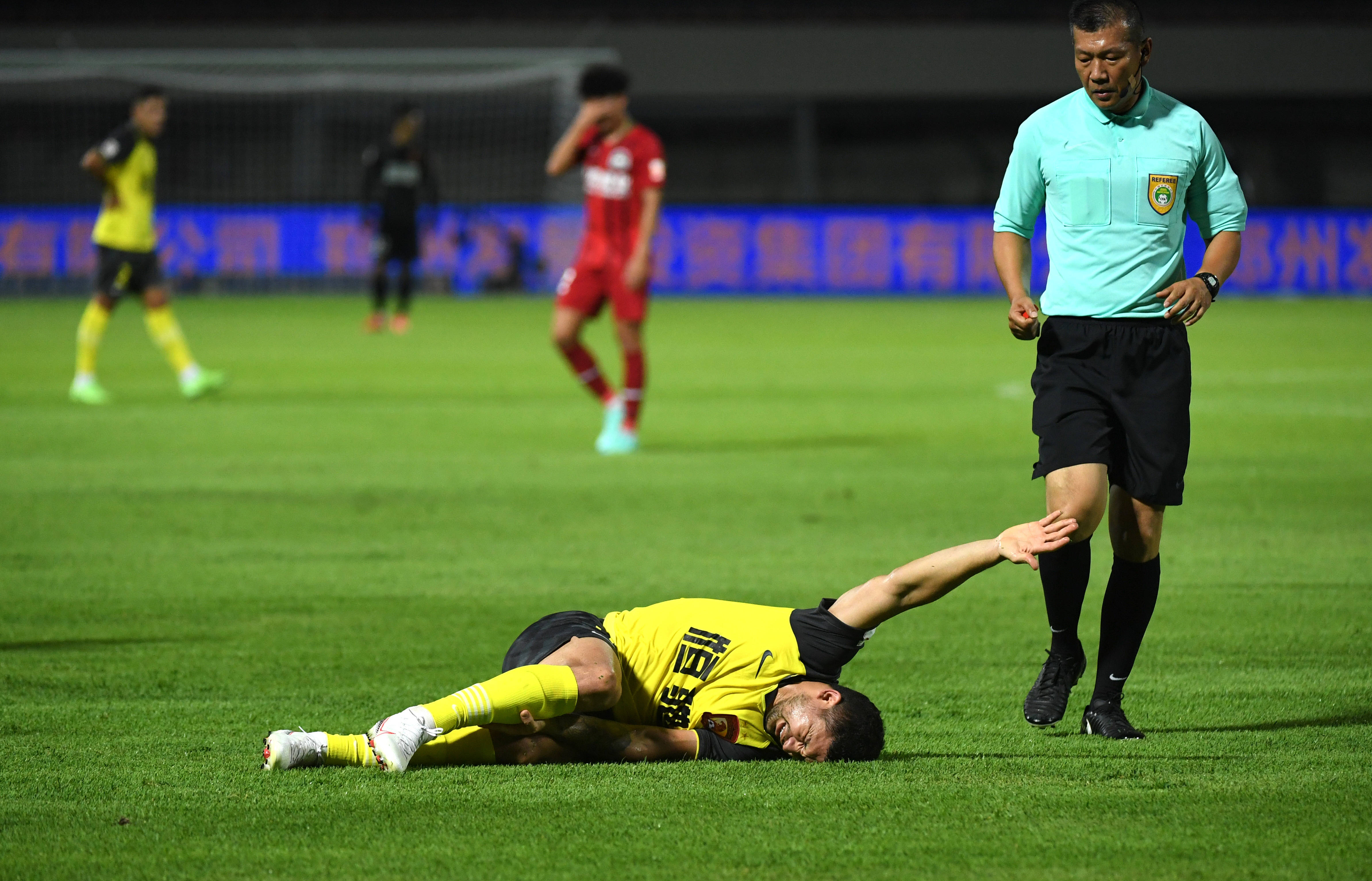 足球比赛，球员们竭尽全力争胜