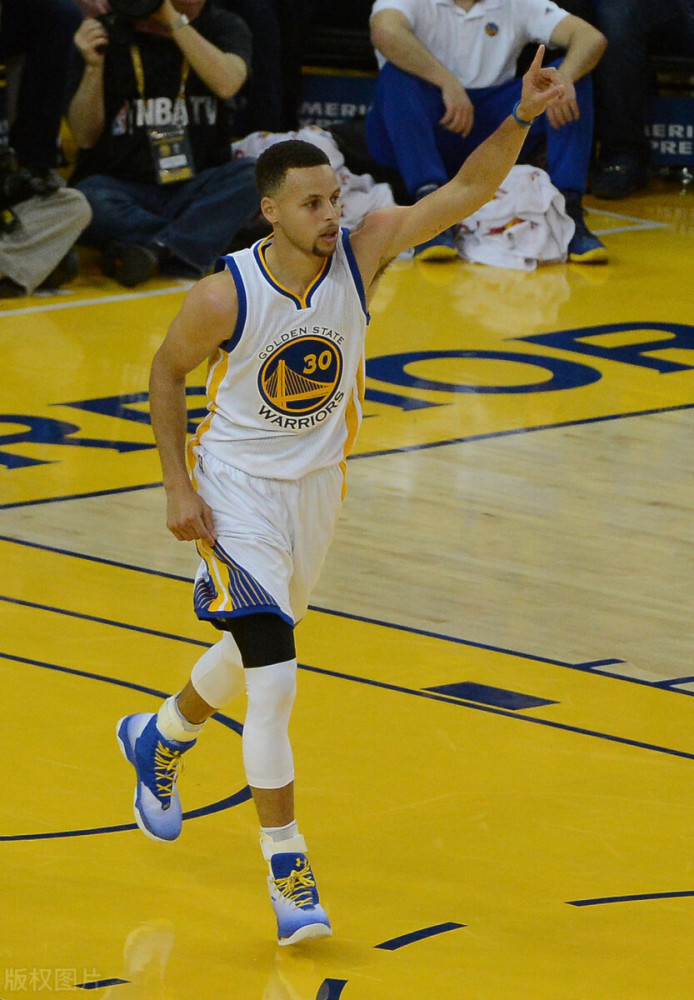 雄鹿主场十连胜遇阻,雄狮逆转夺胜引起球迷狂喜 雄鹿主场十连胜遇阻,雄狮逆转夺胜引起球迷狂喜